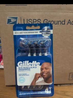 Gillette SkinGuard Sensitive Disposable Razors - Blue